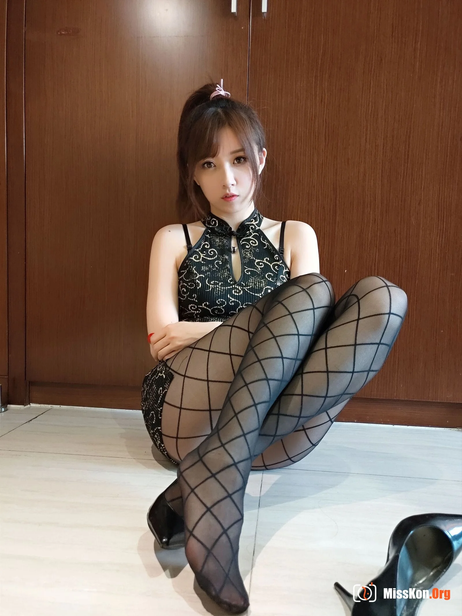 Witch Luna: Gold thread cheongsam stockings - Photo 2