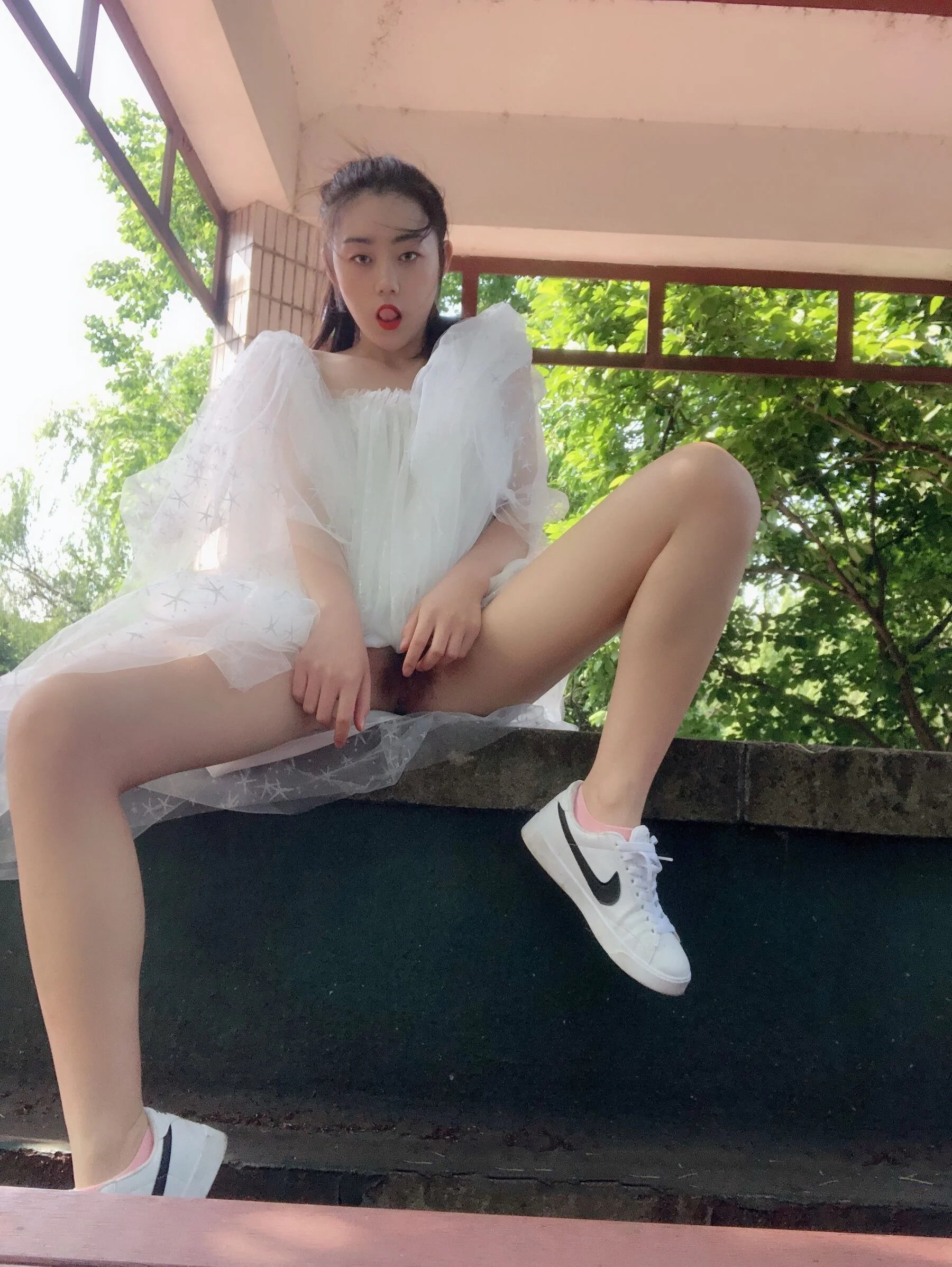 Wu Xjing, a beautiful sophomore in Zhejiang Academy of Fine Arts: Gazebo