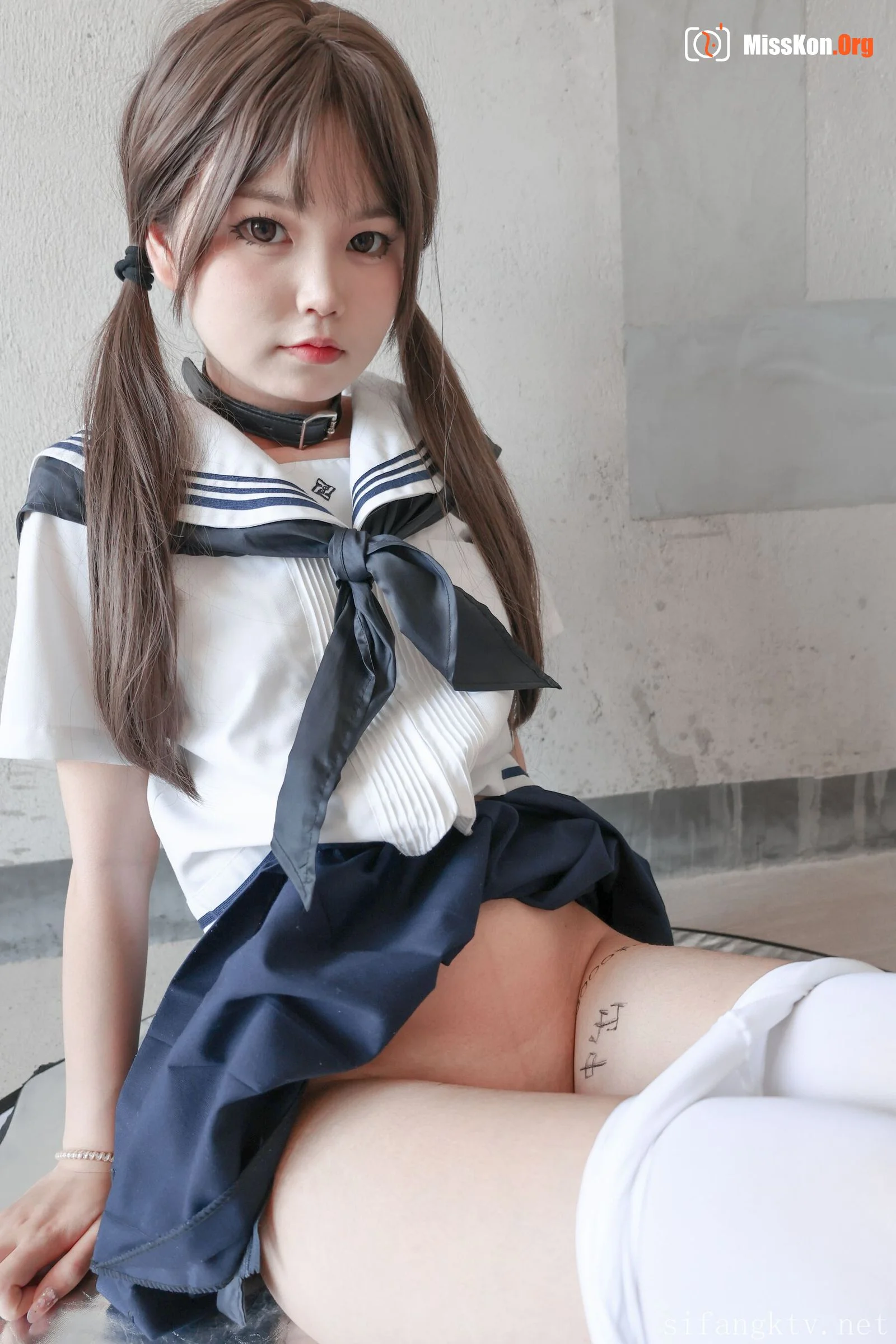 Xiaobing: Tied up outdoors - Photo 12