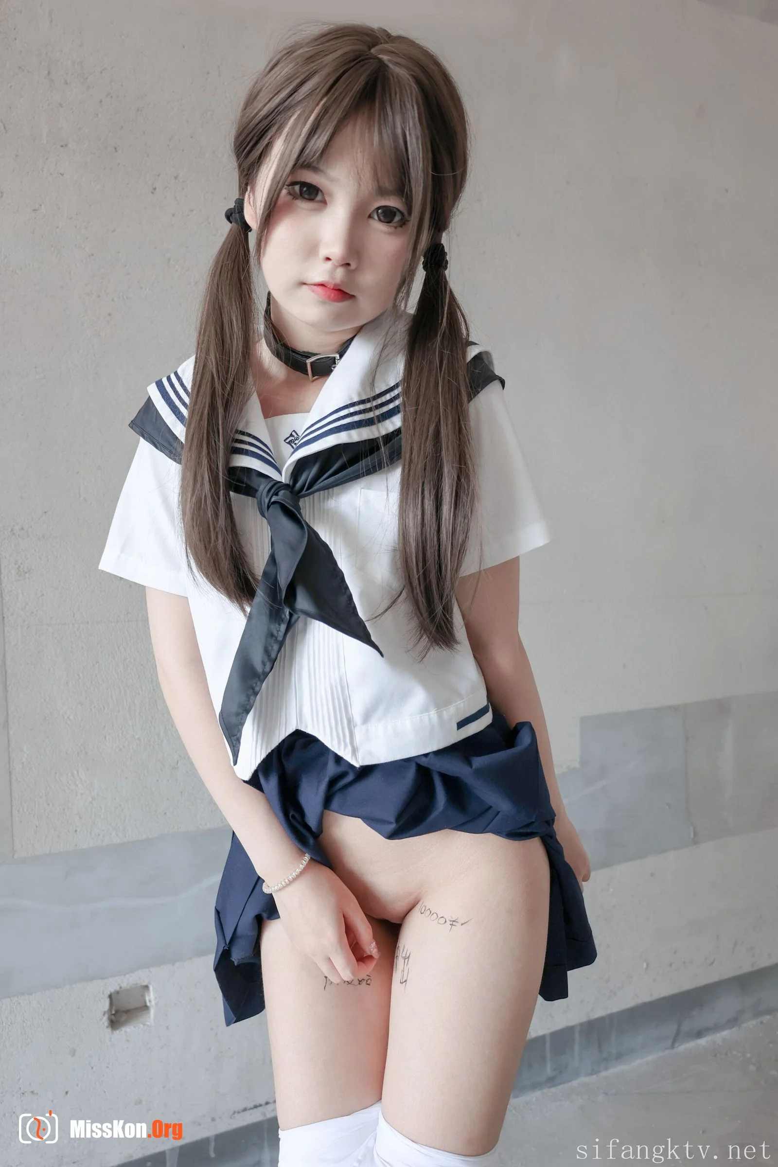 Xiaobing: Tied up outdoors - Photo 18