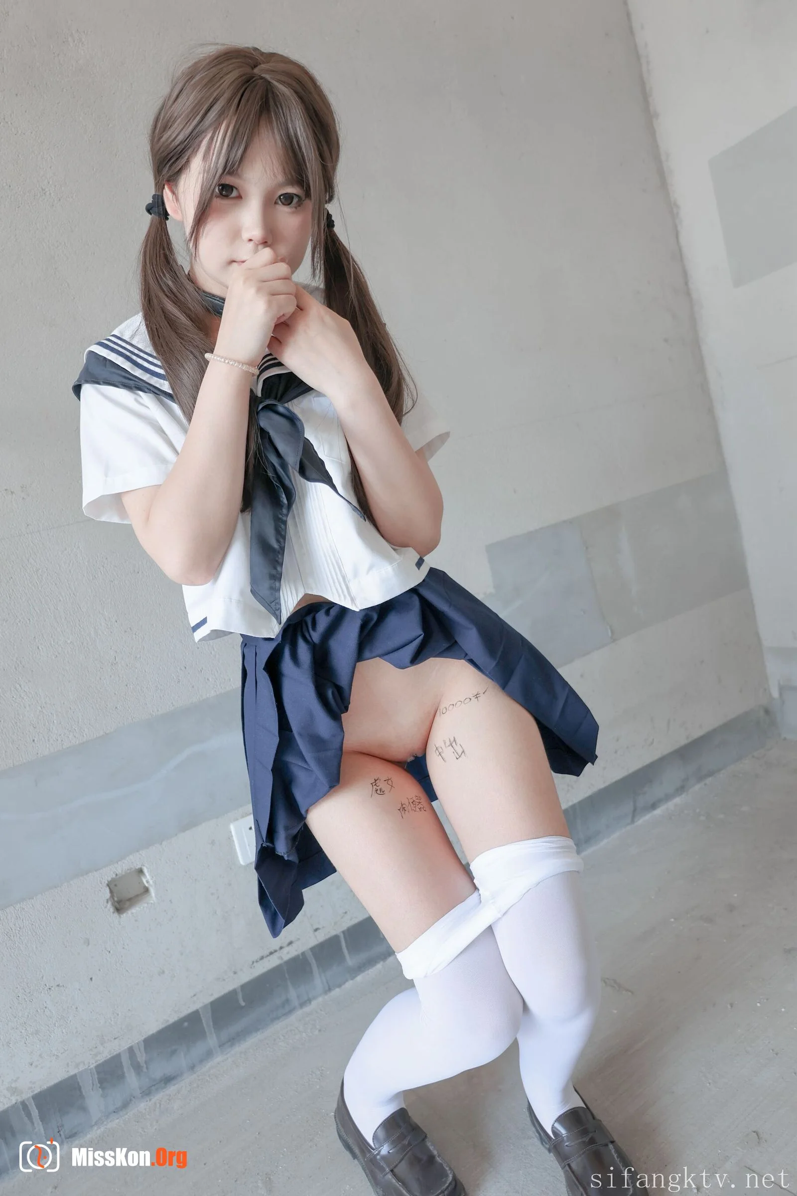Xiaobing: Tied up outdoors - Photo 19