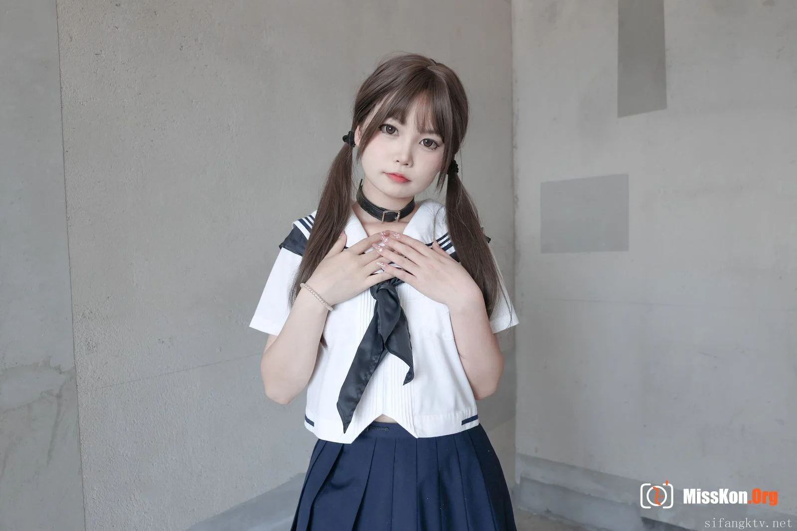 Xiaobing: Tied up outdoors - Photo 2