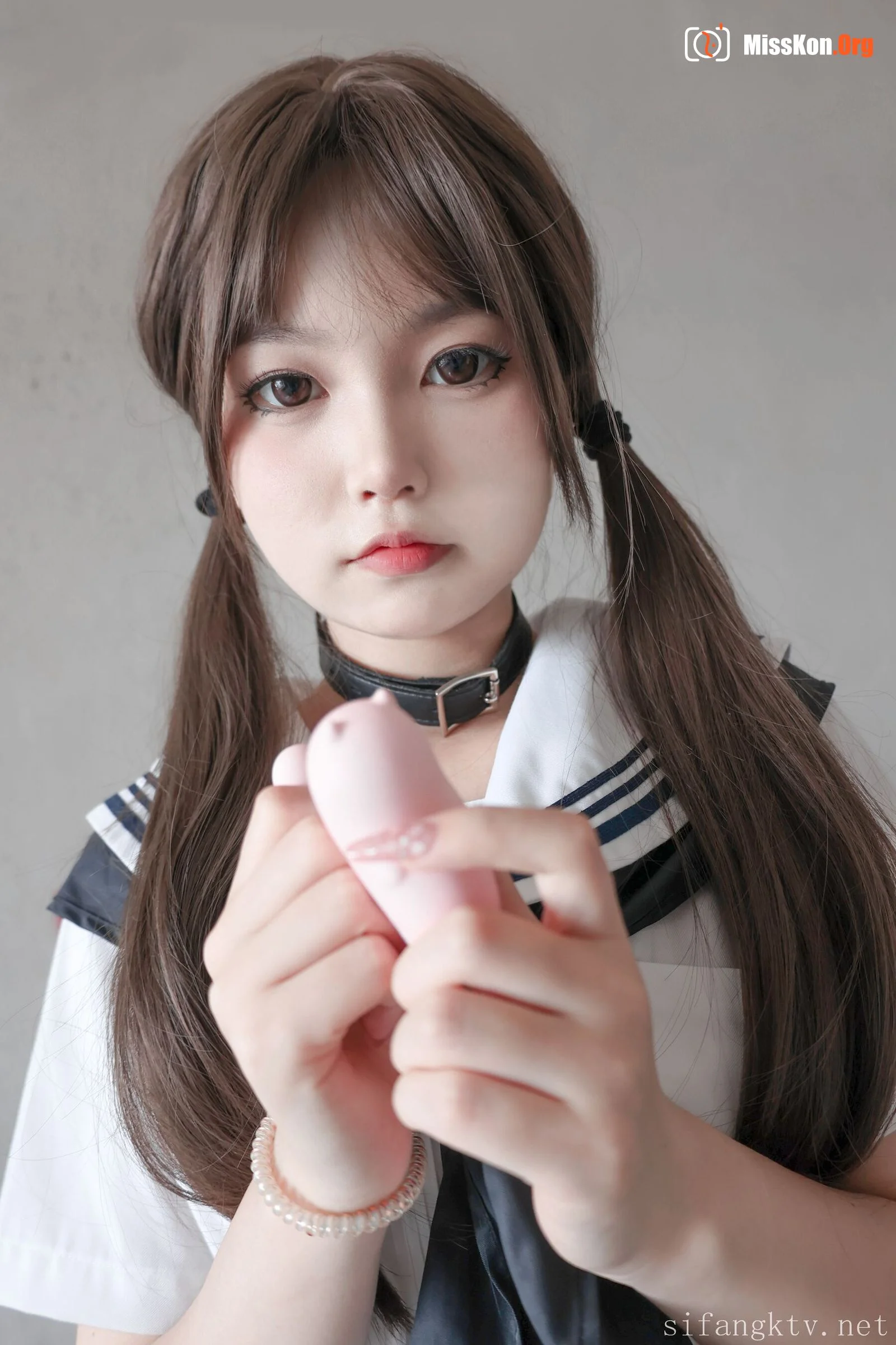 Xiaobing: Tied up outdoors - Photo 20