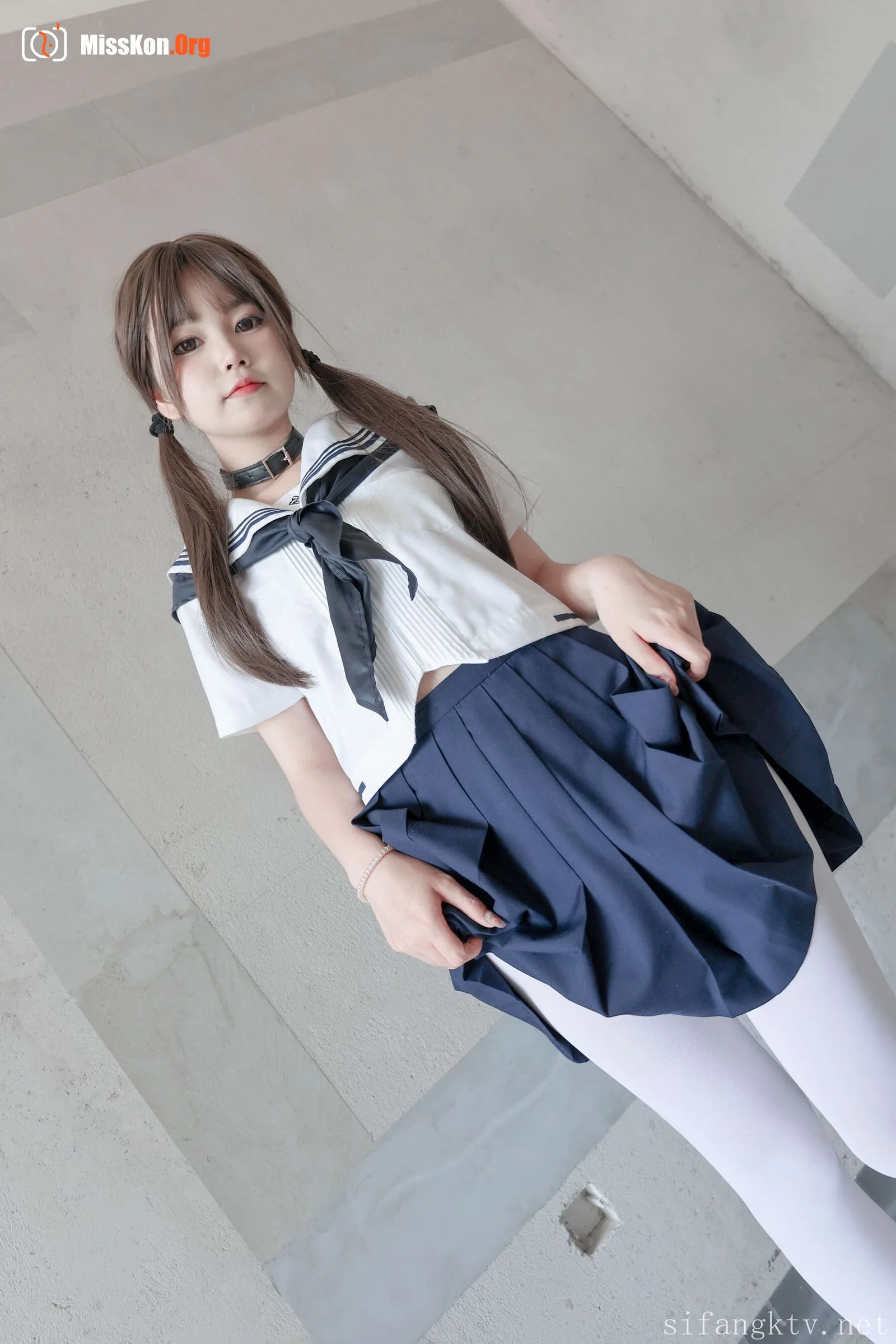 Xiaobing: Tied up outdoors - Photo 3
