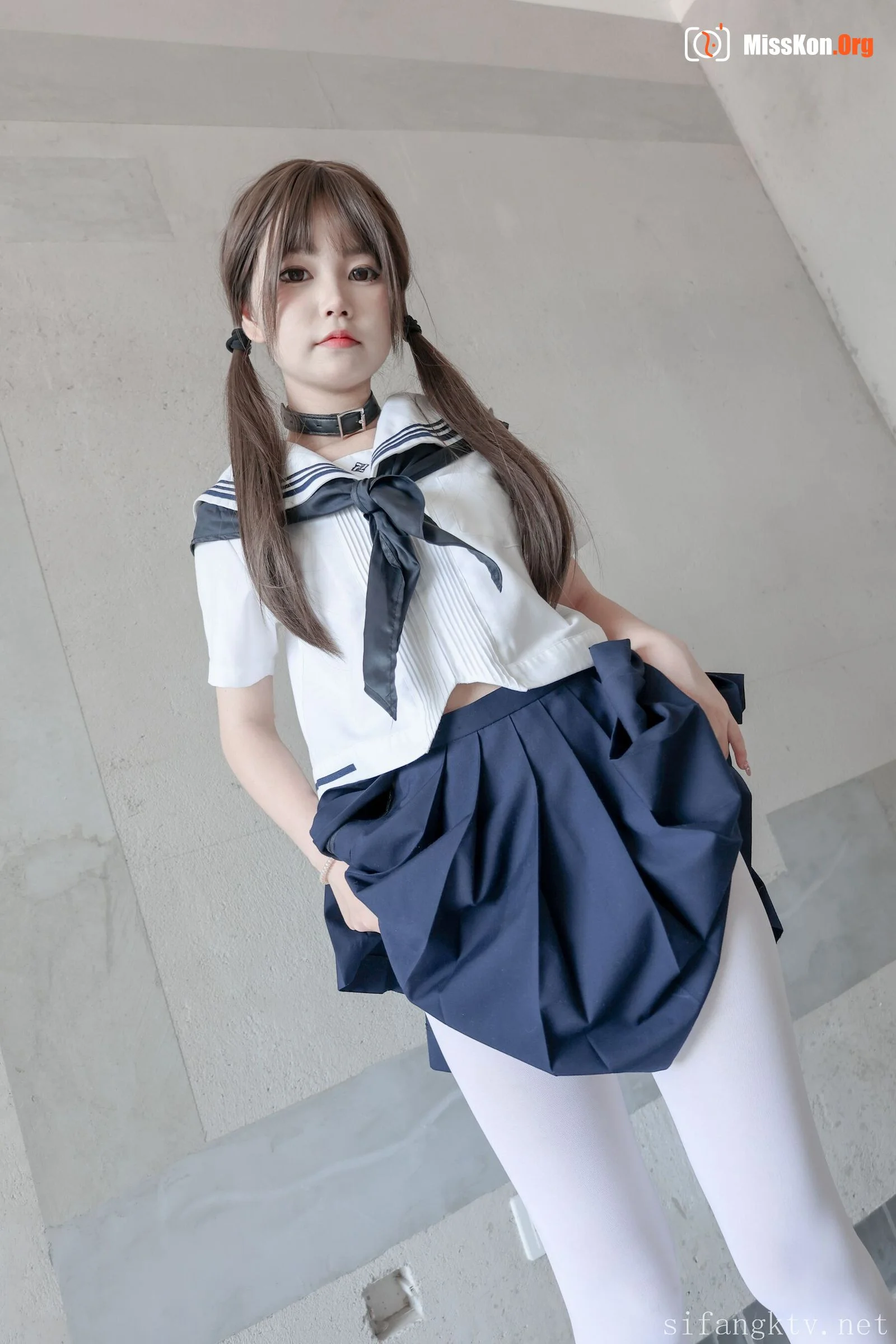 Xiaobing: Tied up outdoors - Photo 4