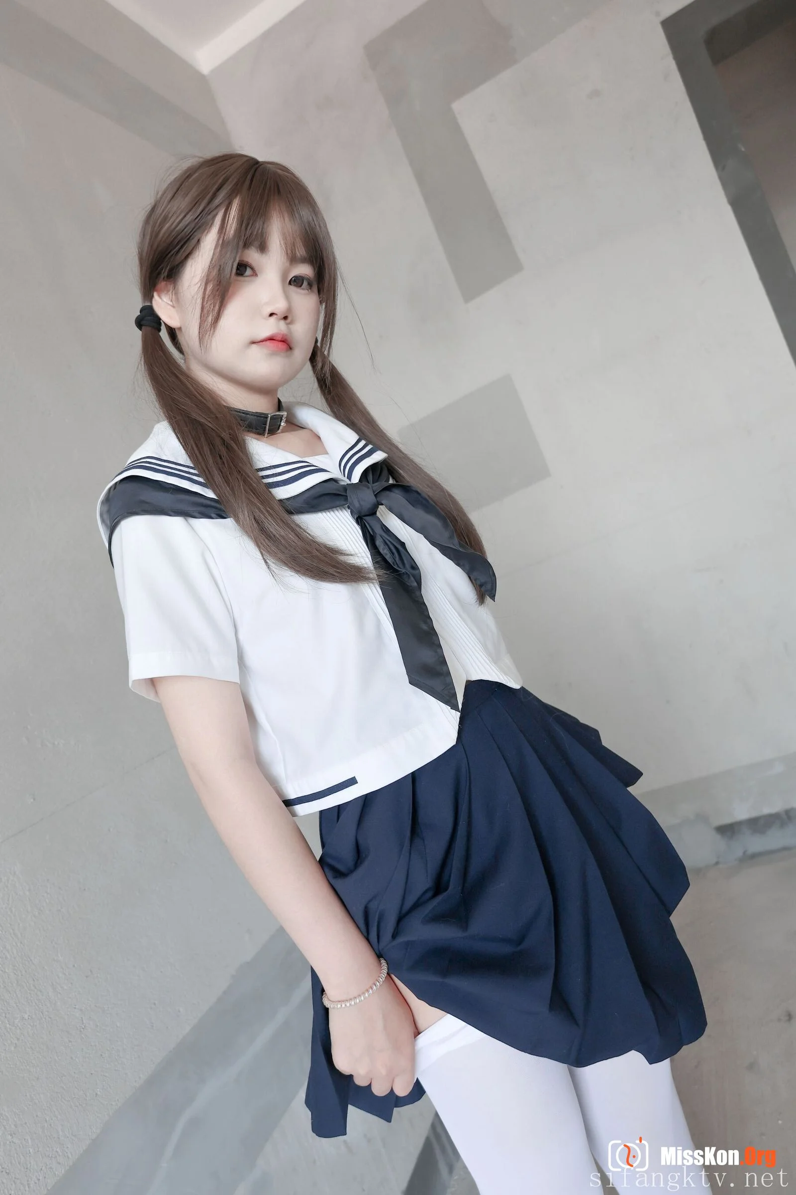 Xiaobing: Tied up outdoors - Photo 5