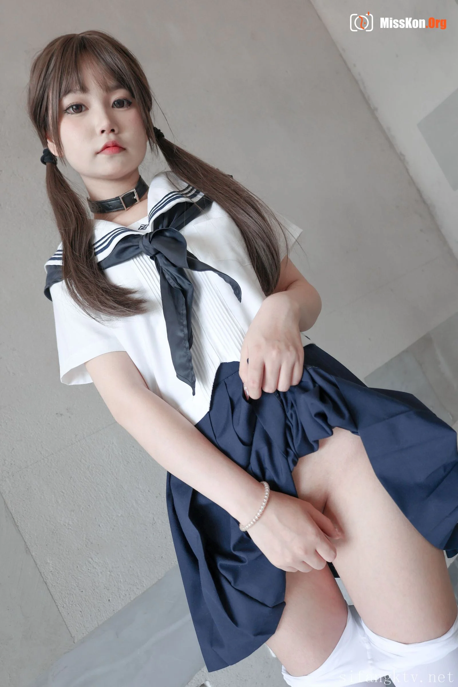 Xiaobing: Tied up outdoors - Photo 7
