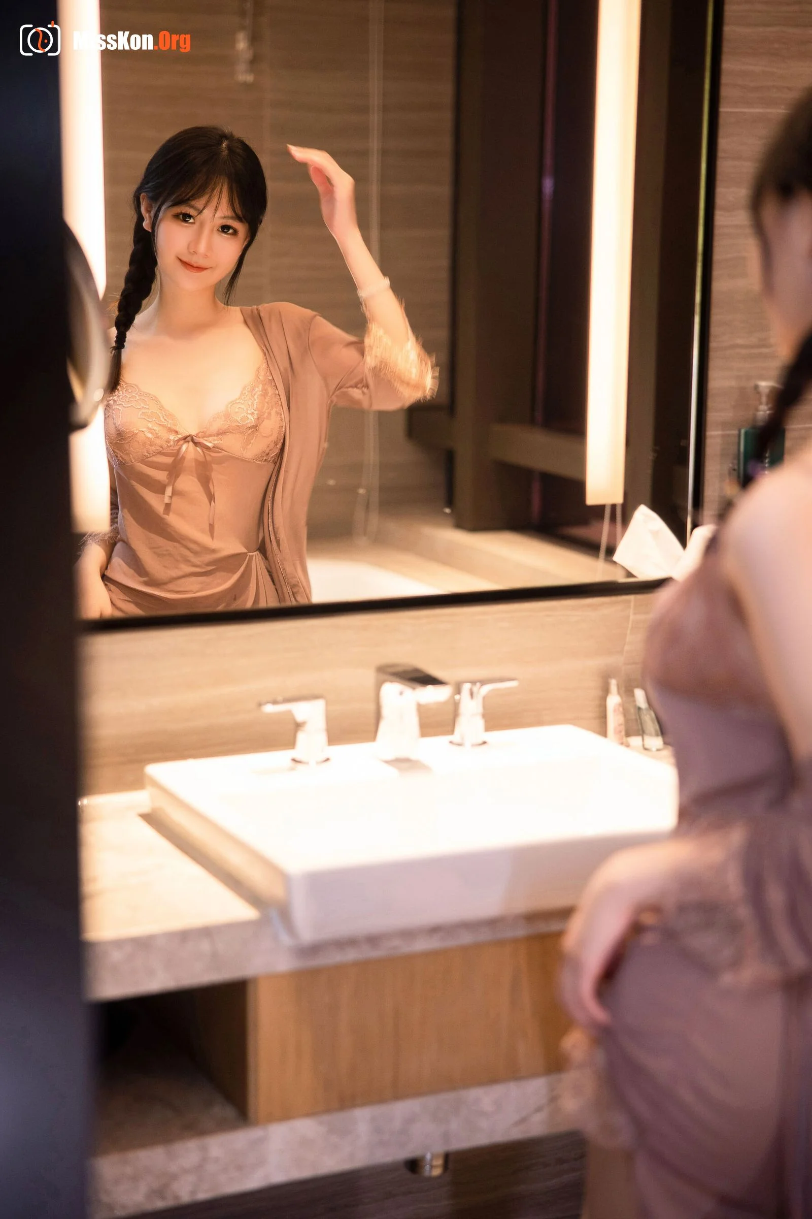 Xie Xiaoen: Drunk in bathroom - Photo 10