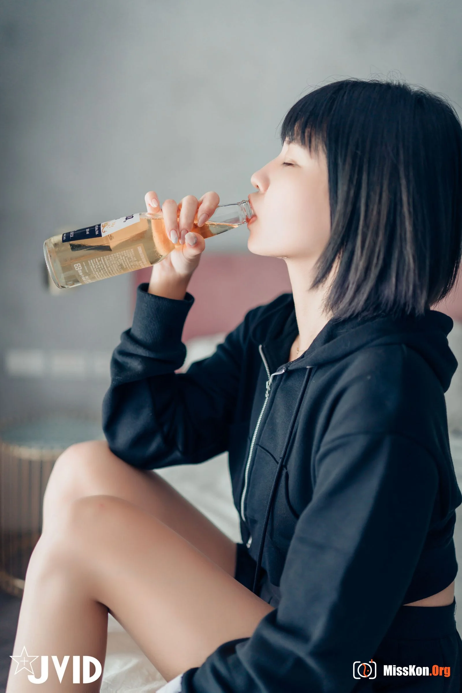 Yan Yan: Sister's bodily fluids - Photo 3
