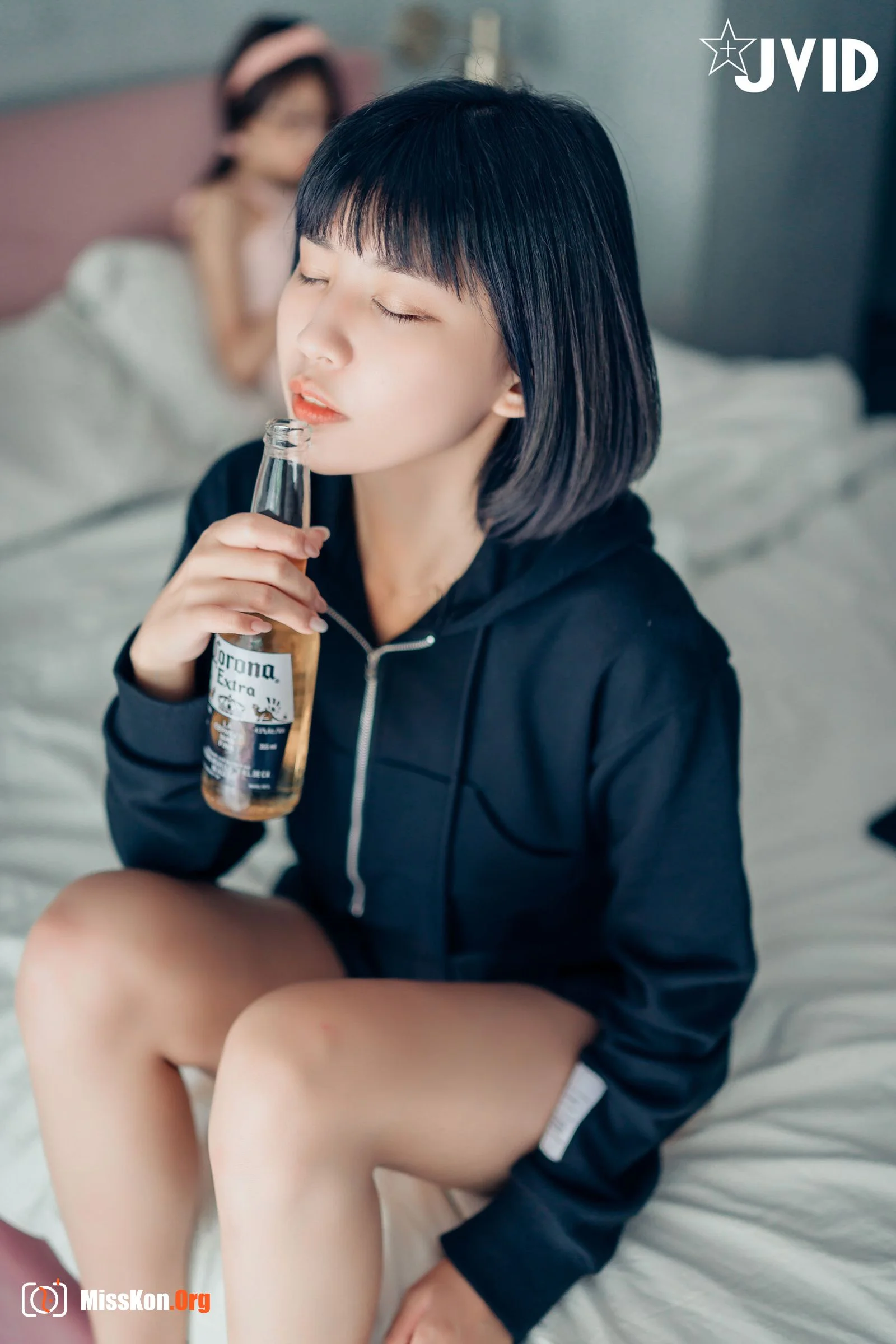 Yan Yan: Sister's bodily fluids - Photo 5