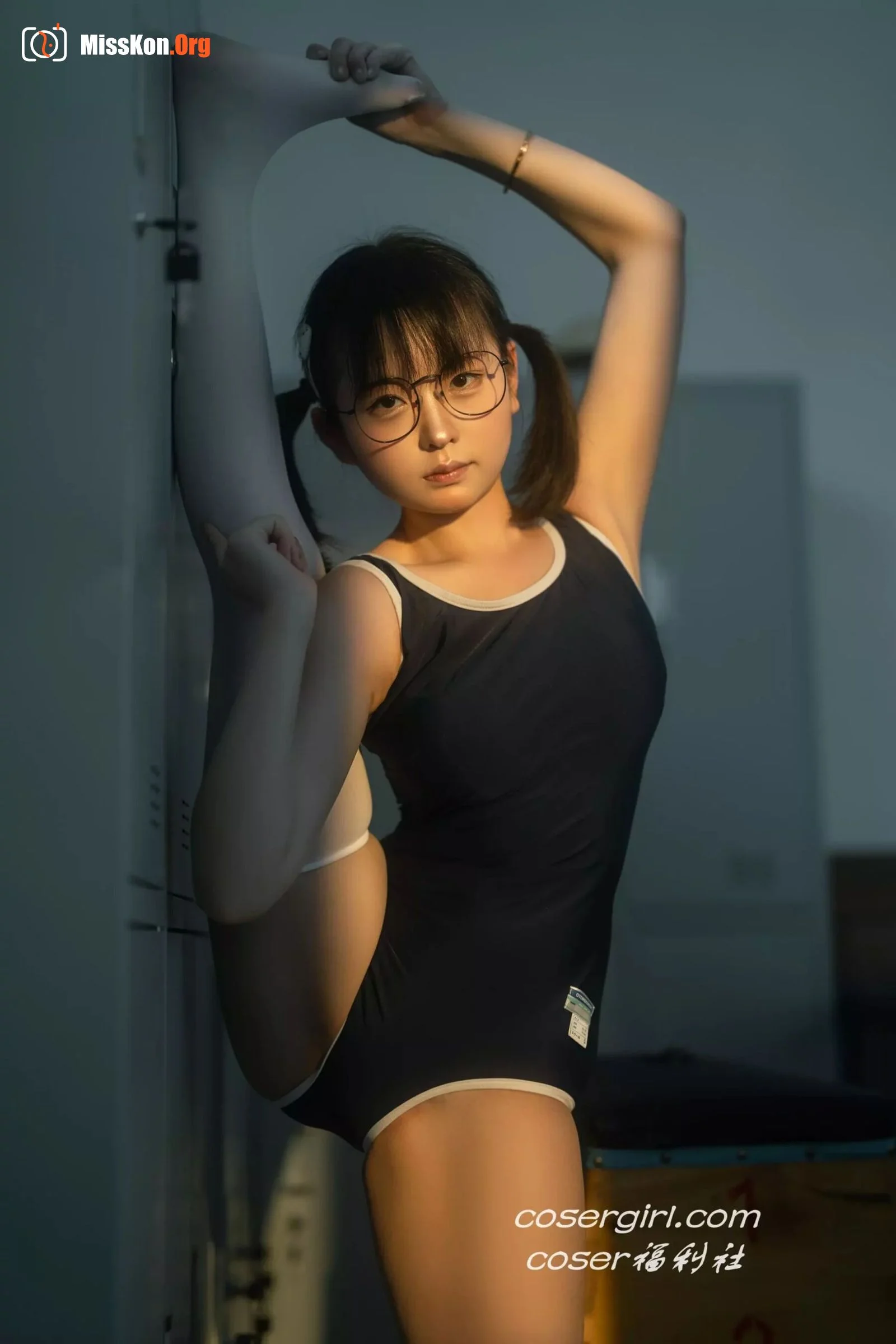 Yuri Ling: Lunch time dressing room - Photo 10