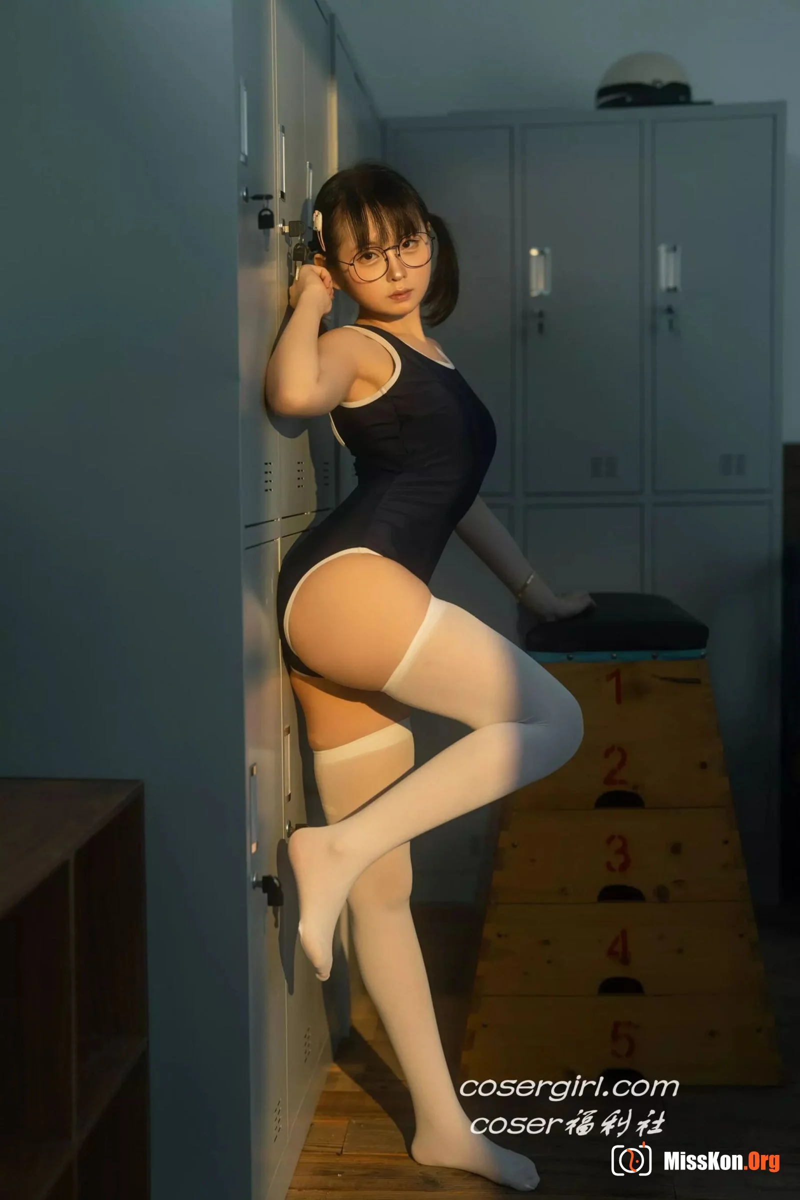 Yuri Ling: Lunch time dressing room - Photo 2