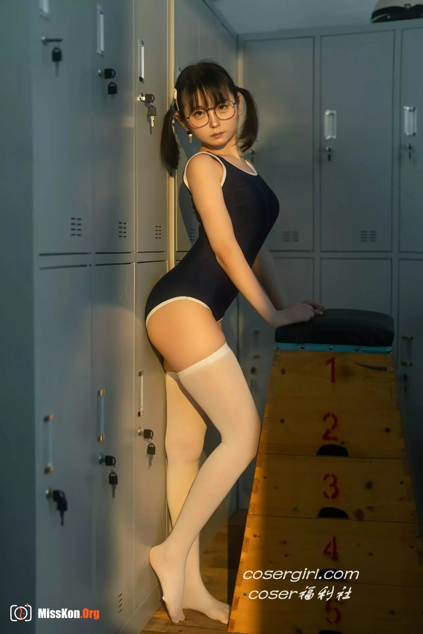 Yuri Ling: Lunch time dressing room - Photo 6