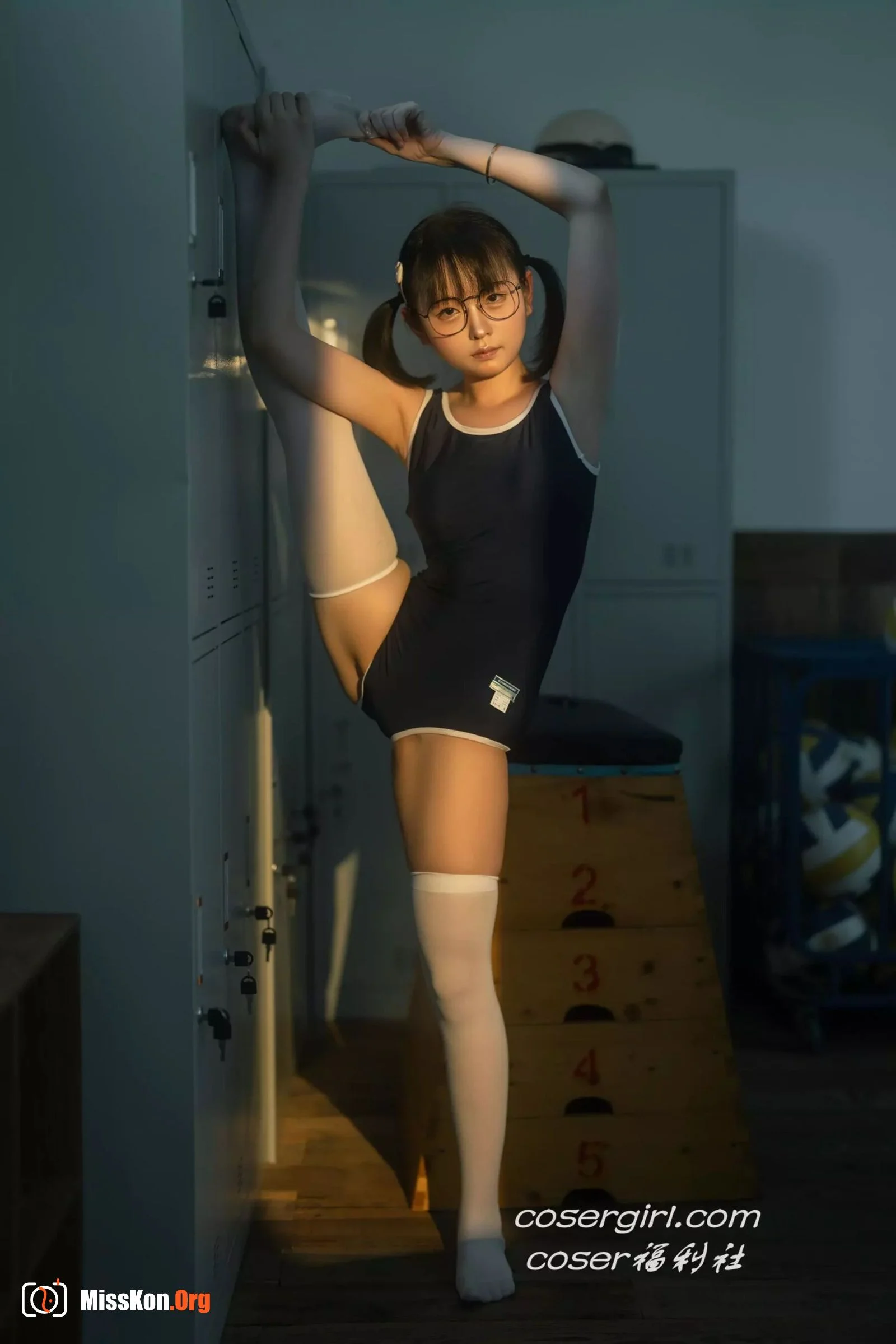 Yuri Ling: Lunch time dressing room - Photo 9