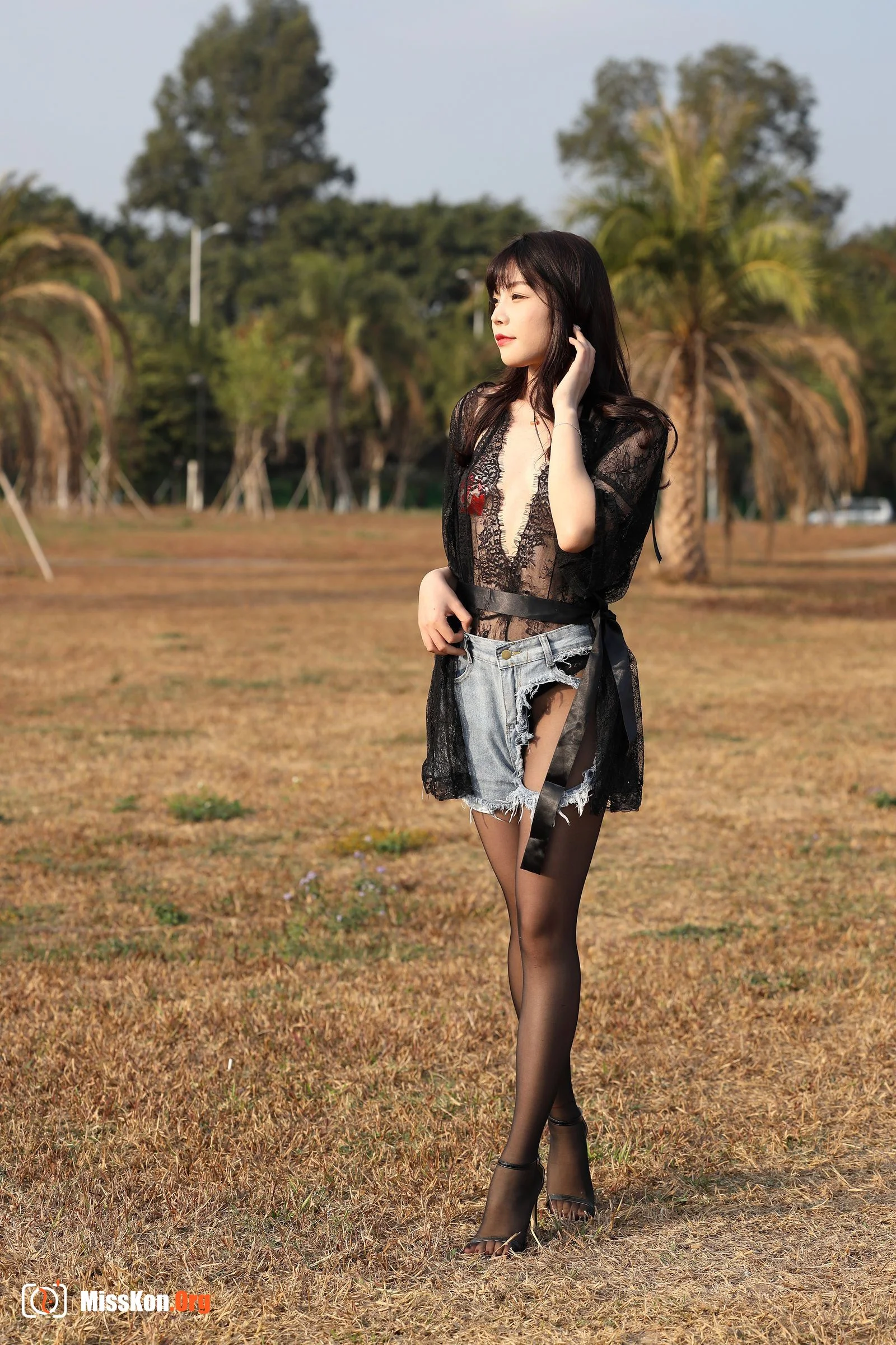 Zhizhi Booty: Black lace (Magic Mirror Street Photography) - Photo 12