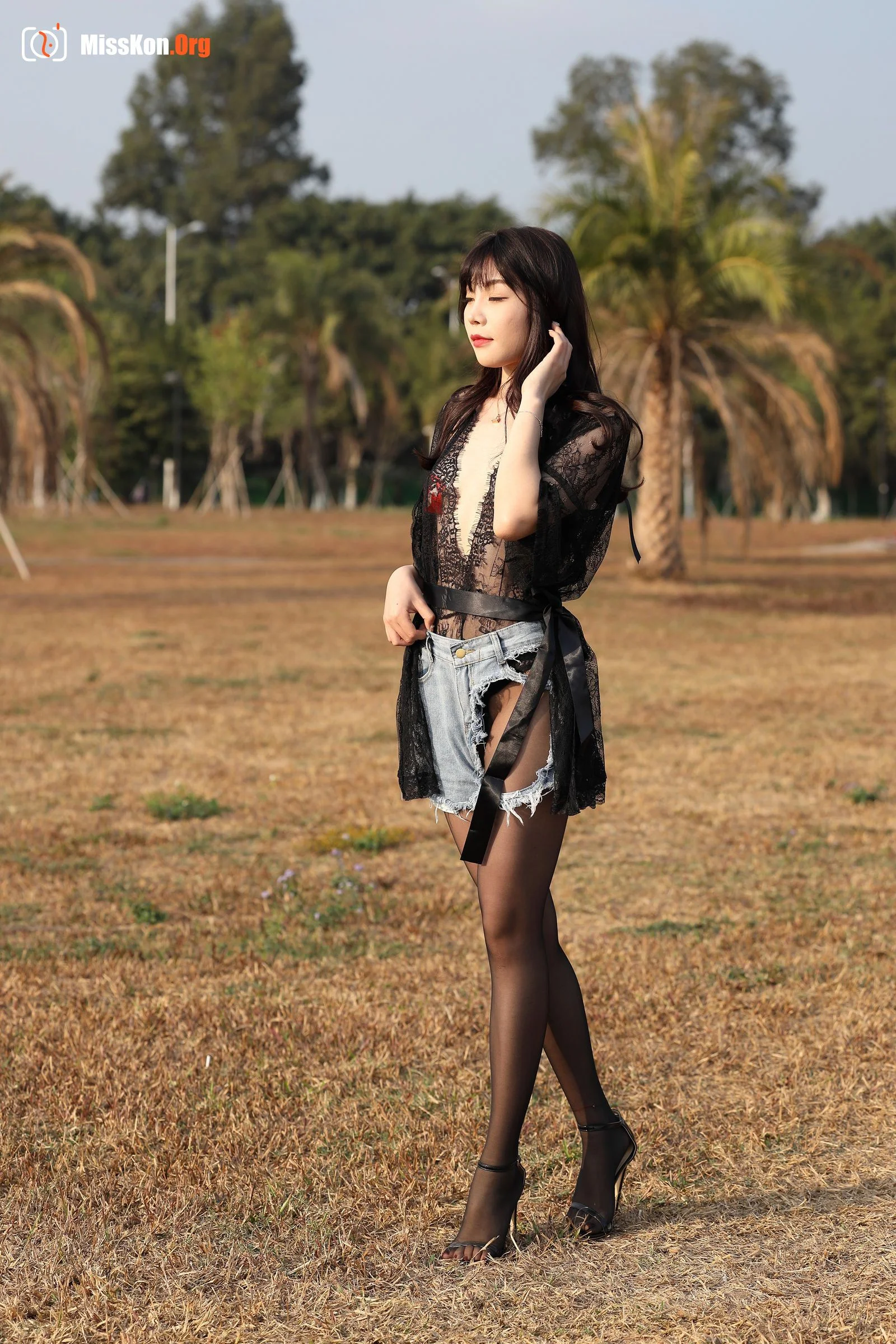 Zhizhi Booty: Black lace (Magic Mirror Street Photography) - Photo 3