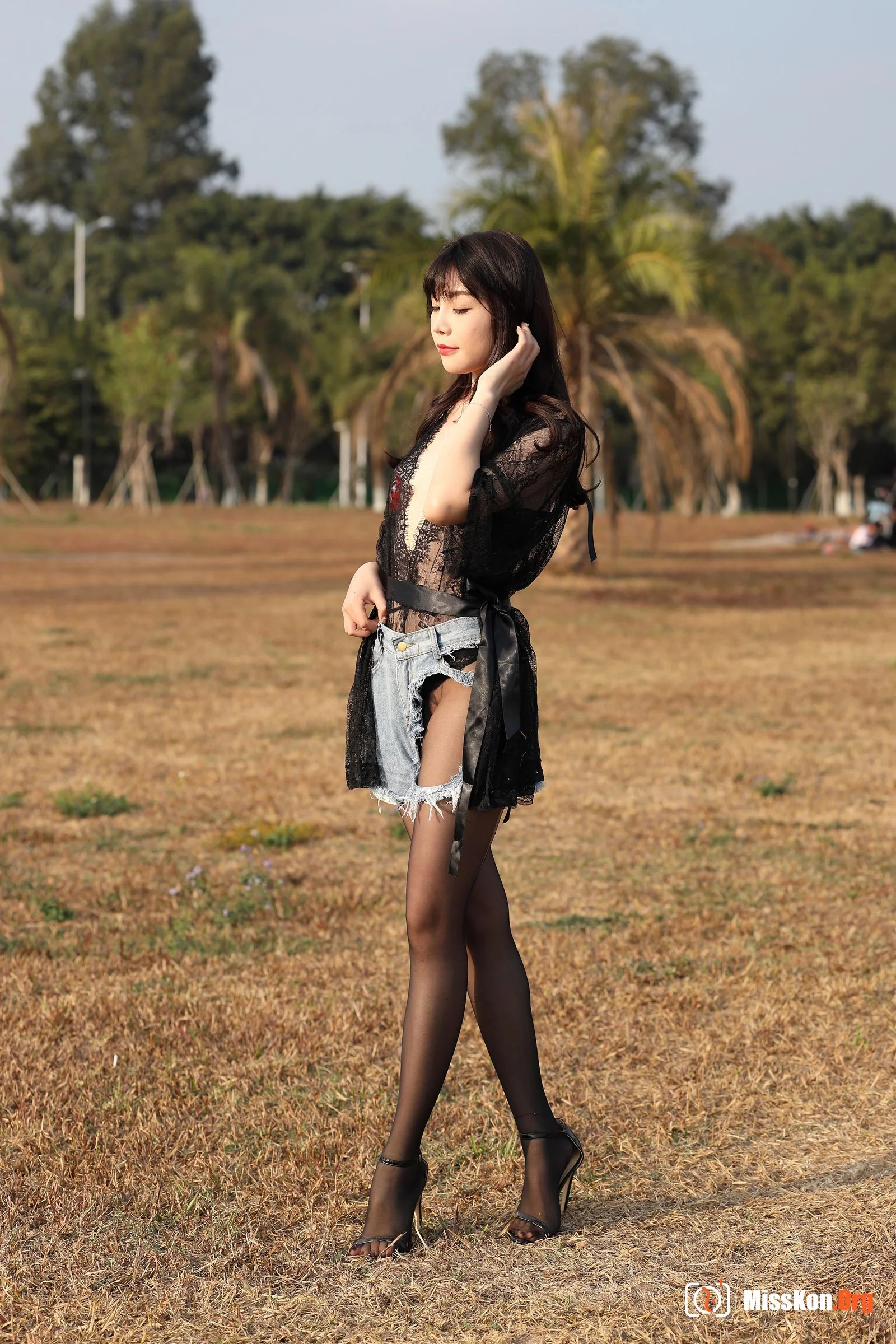 Zhizhi Booty: Black lace (Magic Mirror Street Photography) - Photo 4