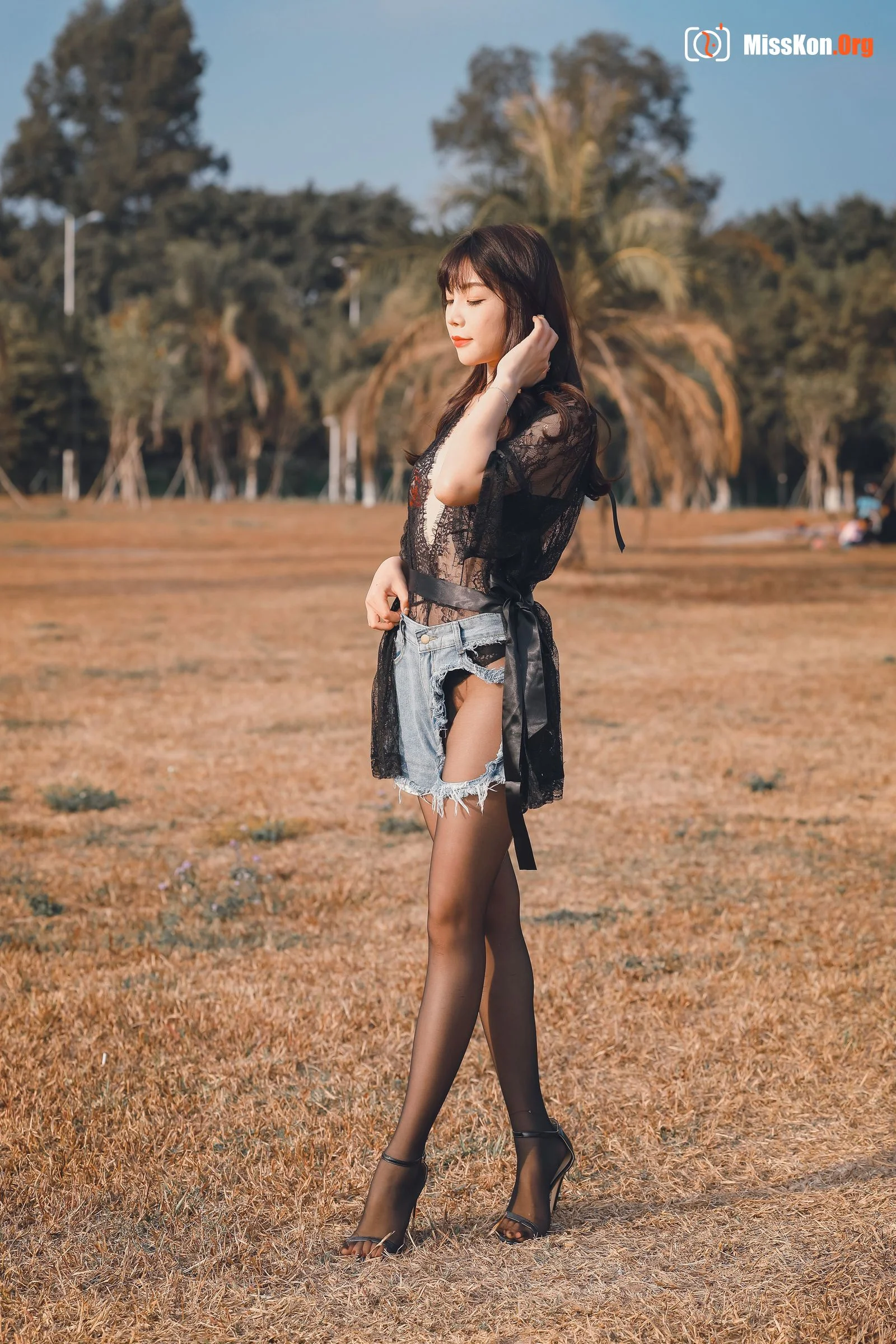 Zhizhi Booty: Black lace (Magic Mirror Street Photography) - Photo 5