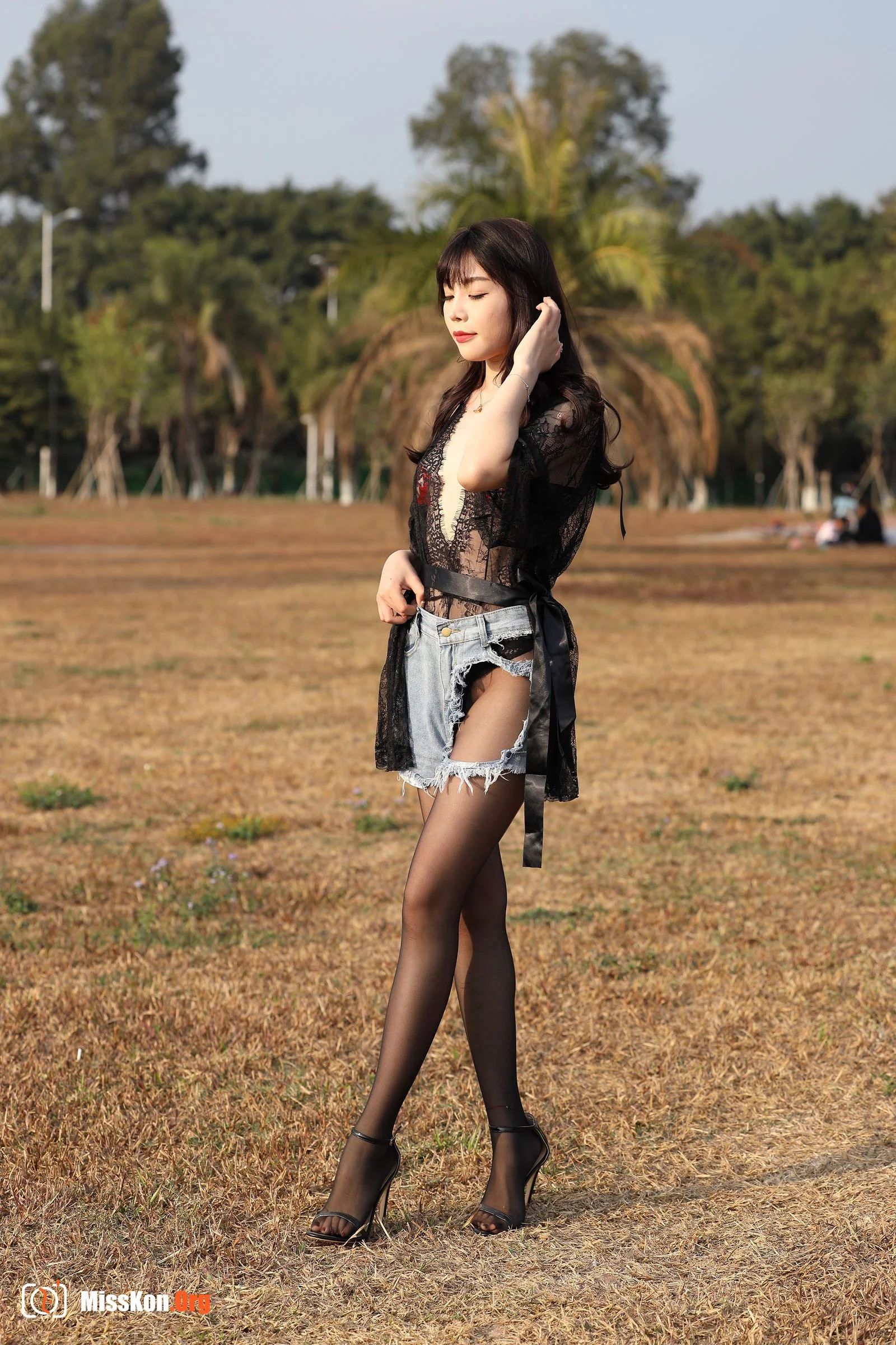 Zhizhi Booty: Black lace (Magic Mirror Street Photography) - Photo 6